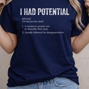 Può includere: Un set di tre ciotole in ceramica ad incastro di dimensioni graduate. Le ciotole presentano una finitura opaca e maculata nei toni del crema, beige e marrone. La ciotola più grande ha un diametro di circa 20 cm.