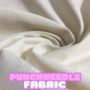 Op de afbeelding: Close-up van off-white punch needle stof. De stof is strak geweven en heeft een licht getextureerd oppervlak. De woorden "PUNCHNEEDLE FABRIC" staan in een roze en paarse bubbellettertype onderaan de afbeelding.