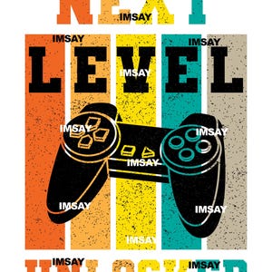 Może przedstawiać: Grafika z czarnym kontrolerem do gier wideo i słowami "NEXT LEVEL UNLOCKED" w kolorze pomarańczowym, żółtym, turkusowym i szarym. Słowo "IMSAY" jest powtarzane w całym projekcie.