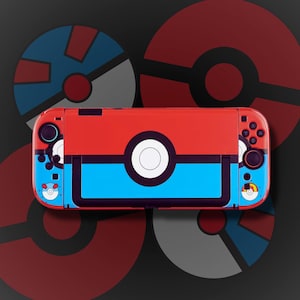 Puede incluir: Una funda para consola Nintendo Switch roja, azul y blanca con un diseño circular. La funda presenta una parte superior roja, una parte inferior azul y un círculo blanco en el centro. El fondo incluye círculos estilizados rojos, azules y grises.