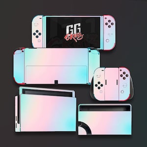Op de afbeelding: Een verzameling iriserende skins voor een gameconsole, inclusief de console zelf, controllers en een docking station. De skins hebben een kleurverschuivend effect, waarbij ze overgaan van roze, blauwe en groene tinten. Het consolescherm toont de tekst "GG Skins".