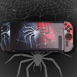 Może przedstawiać: Czarno-czerwona konsola Nintendo Switch w stylu Spider-Mana. Konsola posiada dużą grafikę pająka z tyłu i na kontrolerach. Tło jest czarne z motywem pajęczyny.