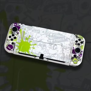 Può includere: Console Nintendo Switch bianca con un design personalizzato con schizzi di inchiostro verde, accenti viola e varie grafiche di personaggi dei cartoni animati. La console ha joystick e pulsanti neri.