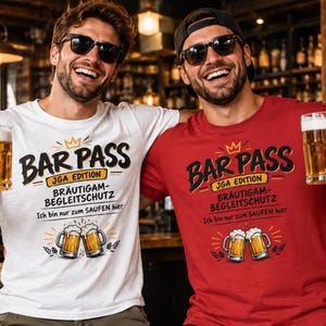 Könnte beinhalten: Ein weißes und ein rotes Kurzarm-T-Shirt, jeweils mit dem Text BAR PASS JGA EDITION BRÄUTIGAM-BEGLEITSCHUTZ Ich bin nur zum SAUFEN hier, ergänzt durch eine Grafik von zwei anstoßenden Bierkrügen und einem Kronensymbol über dem Text.