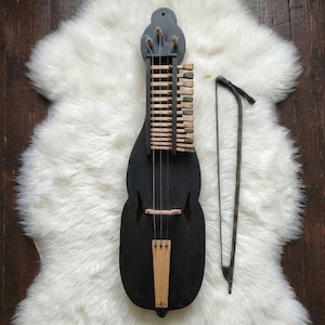 Nyckelharpa – Rabeca Sueca de 3 Cordas | Instrumento Escandinavo Artesanal