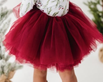 Gonna tutù a strati in tulle rosso intenso, perfetta per Natale, ideale per servizi fotografici con Babbo Natale. Prezzo inferiore a 35 €. Per neonate, bambine e ragazze, taglie da neonato a 9 anni.