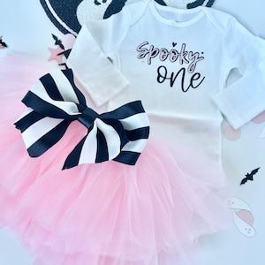 Gruseliges erstes Geburtstagsoutfit, gruseliger Geburtstag, Kleinkind-Geburtstag, gruseliges Hemd mit rosa vollem Tutu, rosa gruseliges Geburtstags-Outfit, Outfit