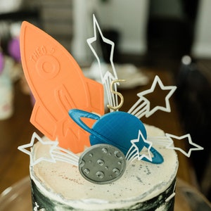 3Dプリントロケット船ケーキトッパー：ギャラクシーバースデーパーティーデコレーション