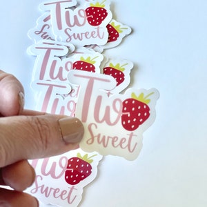 Twee zoete verjaardagsstickers, twee zoete aardbeienfeestbegunstigingsstickers, traktatietasstickers, peuterverjaardag, zoete verjaardag, stickers