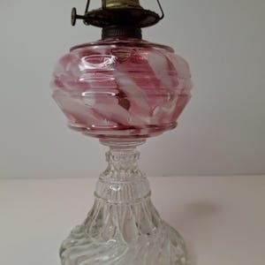 Lámpara de queroseno antigua RARA color arándano opalescente con remolinos, Northwood Paneled Arches EAPG