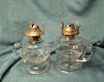 Par de lámparas de queroseno del siglo XIX con medallón de cuentas y base de margarita de E. Miller.