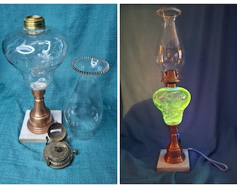 Lámpara de aceite antigua de material compuesto con base de mármol y fuente grabada con margaritas y helechos - Brillo UV de 365 nm