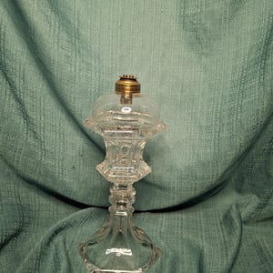 Anillo de lámpara antiguo de vidrio sándwich con forma de ballena y base hexagonal ovalada, c. 1850.