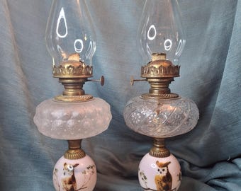 オパールアンティークビクトリアンオイルランプ2個セット、手描きフクロウ柄、ミルクガラス、鋳鉄製、高さ20インチ