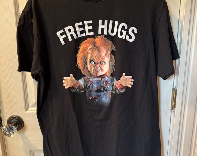 Chucky Free Hugs T-Shirt XL Black Horror Movie Tee Child’s Play Halloween Universal Studios