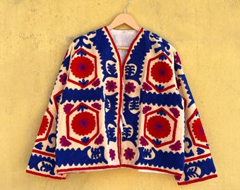 ハンドメイドのスザニ刺繍ジャケット：インドのボヘミアンキルティング