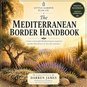 Könnte beinhalten: Ein digitales Handbuch mit dem Titel The Mediterranean Border Handbook von Little Garden Plan Co. und Darren James. Das Cover zeigt eine sonnige Gartenszene mit einem Olivenbaum, violettem Lavendel und weißen Blumen an einer Steinmauer.