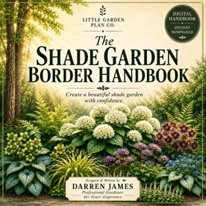 以下が含まれることがあります： Little Garden Plan Co.およびDarren Jamesによるデジタルハンドブック「The Shade Garden Border Handbook」。表紙には、木々の間から差し込む日光の下、白いアジサイ、緑のシダ、紫の花々が咲き誇る豊かな庭の風景が描かれています。