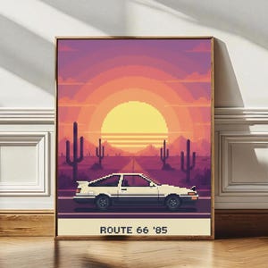 Könnte beinhalten: Pixel-Art-Druck eines weißen Autos auf der Route 66 bei Sonnenuntergang. Das Kunstwerk hat eine Retro-Ästhetik mit einer Farbpalette aus Orange, Gelb und Lila. Der Text "ROUTE 66 '85" befindet sich unten.