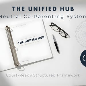 Könnte beinhalten: Ein weißer Ordner mit dem Text "THE UNIFIED HUB" und "Neutral Co-Parenting System". Enthält auch eine schwarze Brille, einen Stift und den Text "Court-Ready Structured Framework".