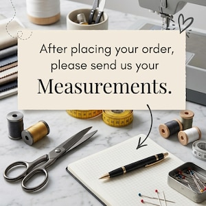 K&ouml;nnte beinhalten: Ein cremefarbenes rechteckiges Schild mit dem schwarzen Text After placing your order, please send us your Measurements. Es ist von N&auml;hzubeh&ouml;r umgeben, darunter eine Metallschere, Garnrollen, ein gelbes Ma&szlig;band und ein Kugelschreiber.