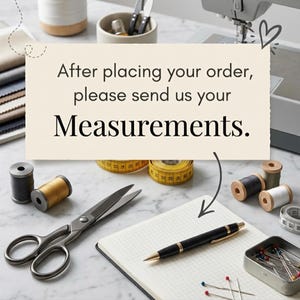 Puede incluir: Un letrero rectangular de color crema con el texto "After placing your order, please send us your Measurements." Est&aacute; rodeado de art&iacute;culos de costura, incluyendo tijeras de metal, carretes de hilo, una cinta m&eacute;trica amarilla y un bol&iacute;grafo.