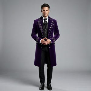 Pu&ograve; includere: Un cappotto formale in velluto viola con ricami ornati sul colletto e sui polsini. Il cappotto presenta diversi bottoni argentati ed &egrave; abbinato a un gilet, cravatta e pantaloni neri. Adatto per occasioni speciali.