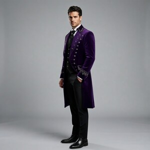 Pu&ograve; includere: Un lungo cappotto formale in velluto viola con dettagli di bottoni argentati e ricami. Il cappotto &egrave; abbinato a un gilet nero, pantaloni e scarpe eleganti. Il design del cappotto suggerisce un tema storico o teatrale.