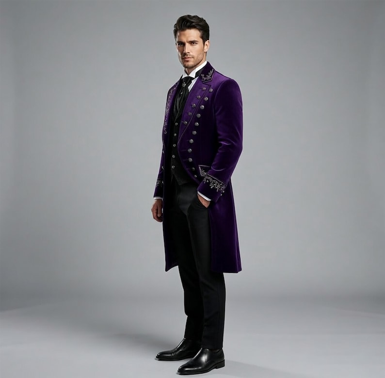 Pu&ograve; includere: Un lungo cappotto formale in velluto viola con dettagli di bottoni argentati e ricami. Il cappotto &egrave; abbinato a un gilet nero, pantaloni e scarpe eleganti. Il design del cappotto suggerisce un tema storico o teatrale.