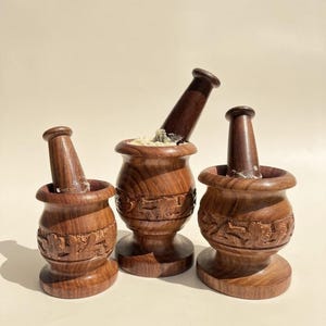 Handgeschnitzter Holzmörser und Stößel - Traditionelle Gewürzmühle Khalbatta