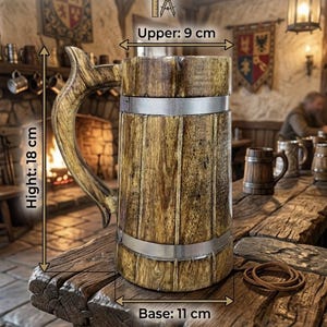 K&ouml;nnte beinhalten: Ein Bierkrug aus Holz mit strukturierter Oberfl&auml;che, zwei silberfarbenen Metallb&auml;ndern und einem geschwungenen Henkel. Der Krug ist 18 cm hoch, hat einen oberen Durchmesser von 9 cm und einen Basisdurchmesser von 11 cm. Text: PRODUCT DIMENSIONS (cm).