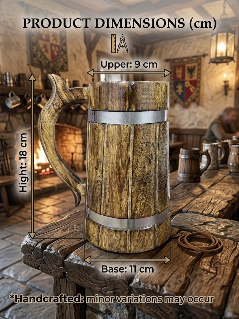 K&ouml;nnte beinhalten: Ein Bierkrug aus Holz mit strukturierter Oberfl&auml;che, zwei silberfarbenen Metallb&auml;ndern und einem geschwungenen Henkel. Der Krug ist 18 cm hoch, hat einen oberen Durchmesser von 9 cm und einen Basisdurchmesser von 11 cm. Text: PRODUCT DIMENSIONS (cm).