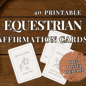Puede incluir: Tres tarjetas blancas de afirmaciones ecuestres se muestran sobre una superficie de madera. Las tarjetas presentan ilustraciones de caballos y jinetes, con frases como "crezco un poco en cada paseo". Una pegatina dice "PÓSTER GRATUITO INCLUIDO".