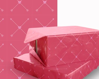 Geschenkpapier mit rosa Pfeilherz