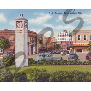 Puede incluir: Una postal vintage que representa una escena callejera en Lake Wales, Florida. La postal presenta una torre de reloj en el centro de la imagen, con edificios y coches que bordean la calle. El texto "Park Avenue, Lake Wales, Fla." está impreso en la parte superior de la postal.