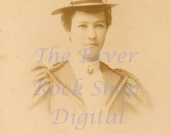 Digitale download: oude portretfoto Launa met gestreepte hoed