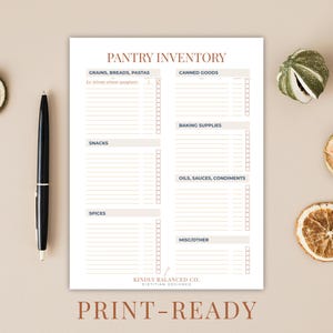 Pode incluir: Um invent&aacute;rio de despensa imprim&iacute;vel em branco com se&ccedil;&otilde;es para gr&atilde;os, lanches, especiarias, conservas, suprimentos para panifica&ccedil;&atilde;o, &oacute;leos e outros itens. O texto "Pantry Inventory" est&aacute; no topo, com "Print-Ready" na parte inferior. Uma caneta preta est&aacute; &agrave; esquerda.