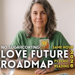 Puede incluir: Una persona con camisa verde sostiene una carta del tarot con una ilustración del sol. El texto dice NO SUGARCOATING LOVE FUTURE ROADMAP SAME HOUR PSYCHIC READING 2026. Una bola de cristal y cuatro cartas del tarot están sobre la mesa de madera.