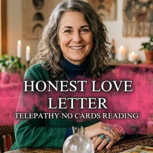 Op de afbeelding: Afbeelding van een vrouw met grijs haar die lacht, met de tekst "HONEST LOVE LETTER TELEPATHY NO CARDS READING" en "40 YEARS OF EXPERIENCE". Een kristallen bol en tarotkaarten liggen op tafel.