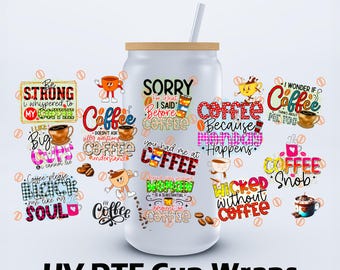 Può includere: Una tazza da caffè bianca con coperchio in legno e cannuccia, circondata da varie grafiche e testi a tema caffè. Il testo include frasi come "Coffee Because Mondays Happen" e "Sorry for what I said before coffee." La parte inferiore dell'immagine recita "UV DTF Cup Wraps."
