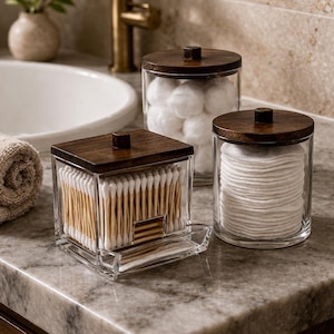 Può includere: Un set di tre tazze in ceramica con finitura opaca e macchiettata. Le tazze sono nei toni del crema, grigio chiaro e grigio scuro. Ogni tazza ha un design semplice e minimalista e un manico arrotondato.