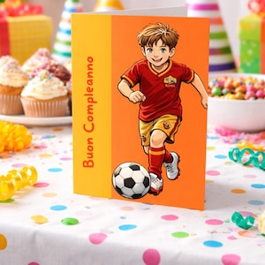 Può includere: Un biglietto di auguri di compleanno con un'illustrazione a cartoni animati di un calciatore in uniforme rossa e gialla che calcia un pallone da calcio. La carta ha le parole "Buon Compleanno" in arancione. Lo sfondo comprende cupcakes, palloncini e decorazioni per feste.