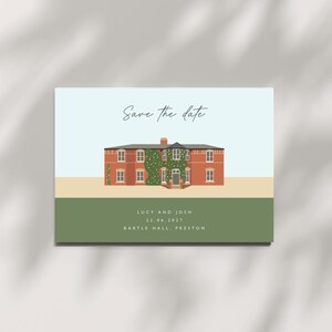 Op de afbeelding: Een rechthoekige save-the-date kaart met een gestileerde illustratie van een bakstenen gebouw met een groene klimplant. De kaart heeft een lichtblauwe hemel, een beige middenstuk en een groene basis. Tekst bevat "Save the date", "Lucy and Josh" en de datum.