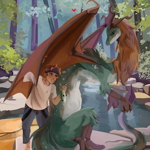 Può includere: Illustrazione di un drago e una persona in un ambiente forestale. Il drago è verde e marrone con grandi ali. La persona tiene in mano un pesce. Lo sfondo presenta alberi e un ruscello.
