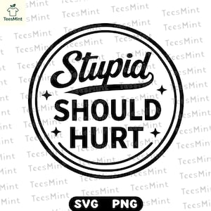 Puede incluir: Un diseño gráfico en blanco y negro con las palabras "Stupid Should Hurt" en un emblema circular. El diseño incluye estrellas y está disponible en formatos SVG y PNG.
