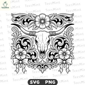 Peut inclure: Une illustration graphique en noir et blanc représentant un crâne de bœuf longhorn central entouré de volutes florales complexes, de vignes feuillues symétriques et de deux nœuds décoratifs en bas, avec le texte SVG PNG en bas.