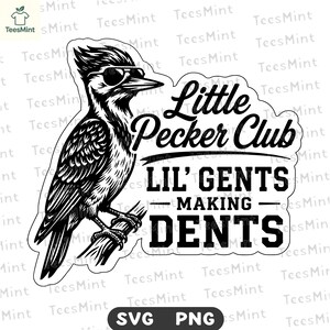 Peut inclure: Un autocollant noir et blanc représentant un pic-vert portant des lunettes de soleil perché sur une branche. Le texte indique Little Pecker Club, LIL' GENTS MAKING DENTS. Le motif a une bordure blanche sur un fond avec un filigrane répétitif.