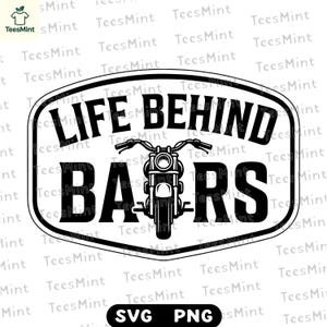 Op de afbeelding: Een zwart-wit grafisch ontwerp met de tekst LIFE BEHIND BARS en een illustratie van een motorfiets tussen de letters A en R. Het ontwerp is omsloten door een afgeronde rechthoekige rand op een witte achtergrond.