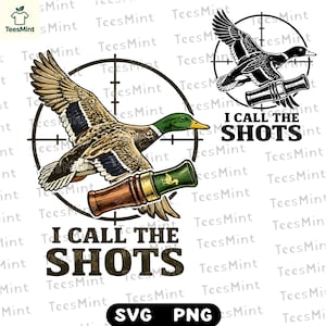 Puede incluir: Diseño gráfico con un pato volador con un reclamo de pato, dentro de una retícula de objetivo. El texto "I CALL THE SHOTS" está debajo. Disponible en formatos SVG y PNG.