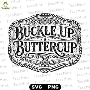 Könnte beinhalten: Schwarz-weiß Grafikdesign mit dem Text "BUCKLE UP BUTTERCUP" in einem dekorativen Rahmen. Das Design umfasst florale Elemente und bordürenartige Elemente, geeignet für Kleidung oder Heimdekoration.